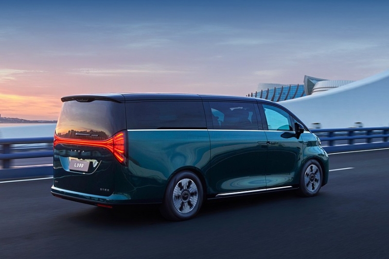 Роскошный минивэн Geely Galaxy V900 показался на первых официальных кадрах