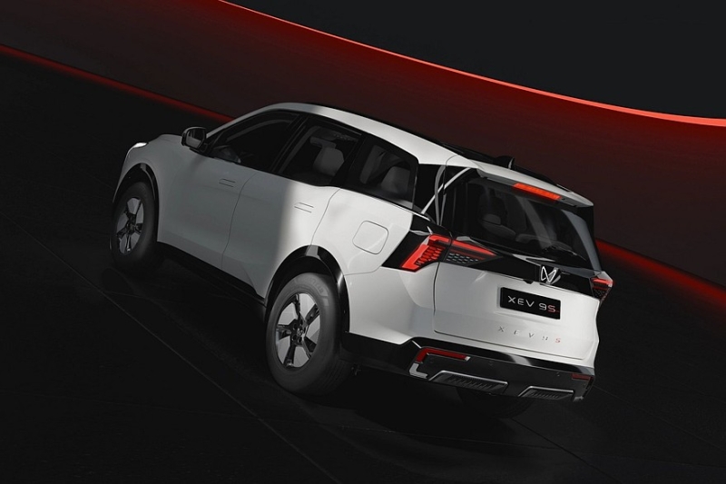 Семиместный кроссовер Mahindra XEV 9S представлен с несколькими вариантами начинки