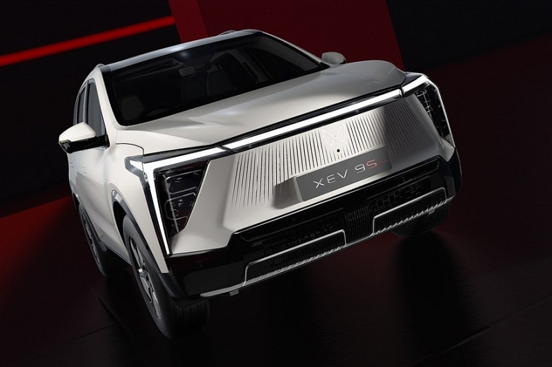 Семиместный кроссовер Mahindra XEV 9S представлен с несколькими вариантами начинки