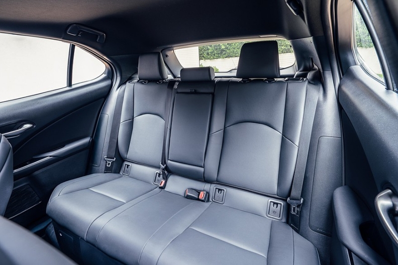 Слабо продающийся кроссовер Lexus UX получил скромные обновки и подорожал