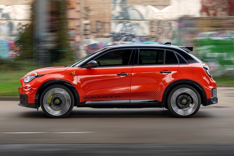 Спортивный кроссовер Abarth 600e стал ярче и подешевел к 2026 модельному году