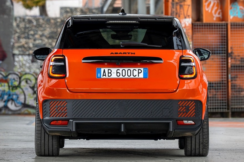 Спортивный кроссовер Abarth 600e стал ярче и подешевел к 2026 модельному году