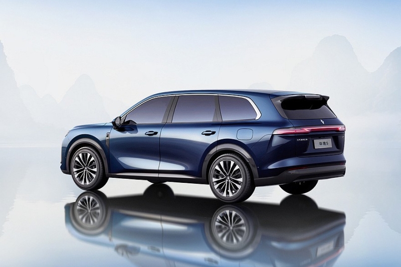 GM и SAIC готовят к премьере гигантский кроссовер Baojun Huajing S с электроникой Huawei