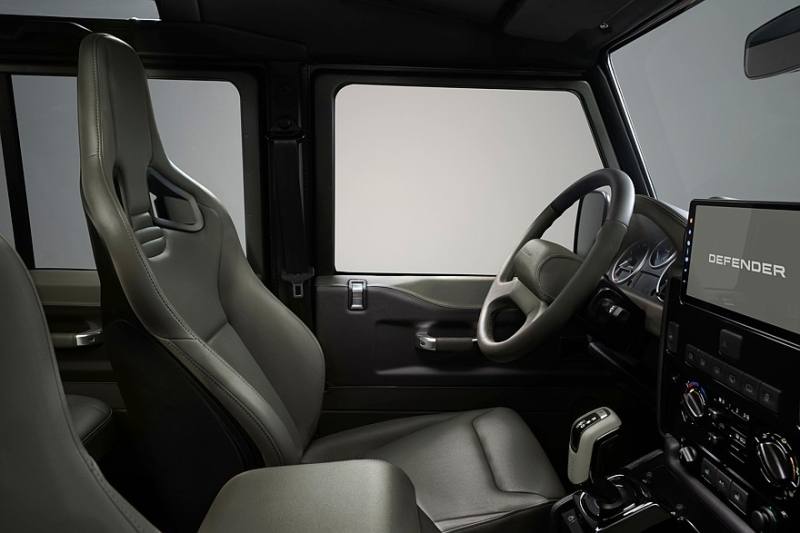 Классический Defender V8 слегка обновлён и получил эффектную отделку в стиле Octa