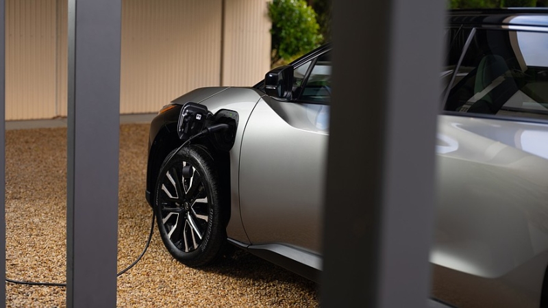 Кроссовер Toyota bZ4X подешевел на фоне слабого спроса