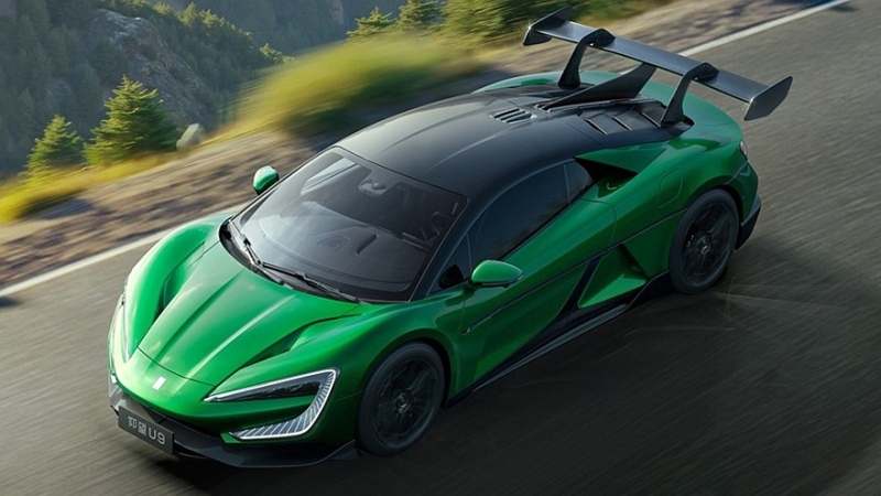 В честь ёлок и &laquo;Зелёного ада&raquo;: китайский Yangwang U9 перекрасился к чужому Новому году