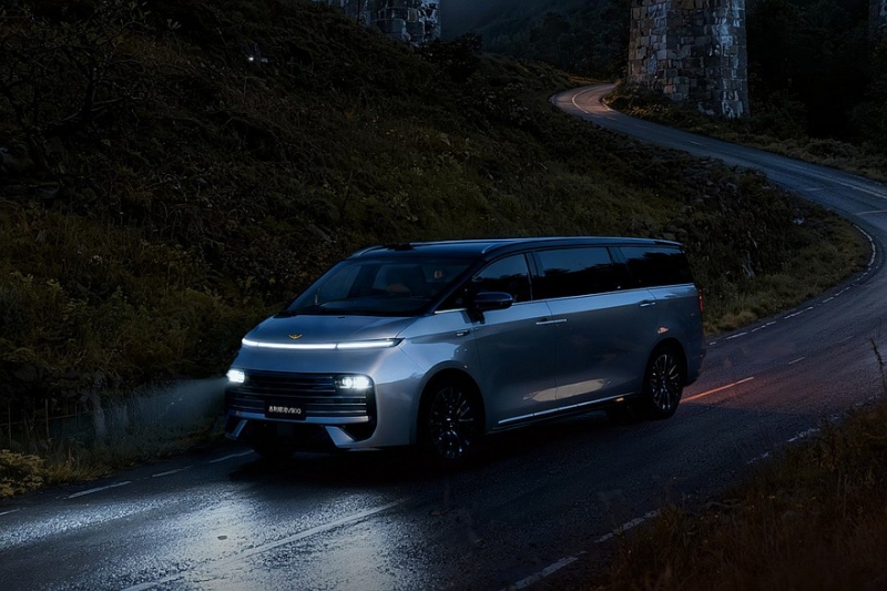 Минивэн Geely Galaxy V900: стандартный полный привод и эмблема из чистого золота