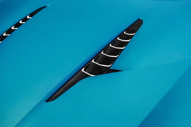 Попить вина, купить Aston Martin и помочь детям: представлен Vanquish Volante Wave Edition