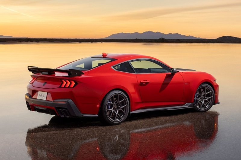 Вместо Shelby GT500: представлен Ford Mustang Dark Horse SC с компрессорным V8