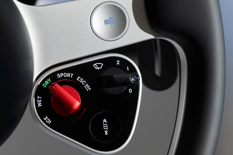 Электромобиль Ferrari получил имя Luce и неоклассический интерьер в стиле техники Apple