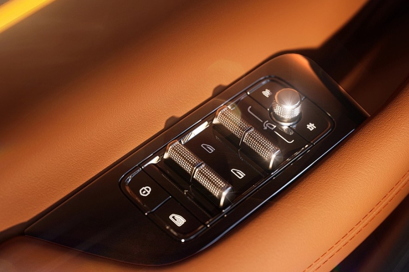 Кроссовер Geely Galaxy M7 показался на официальных фото