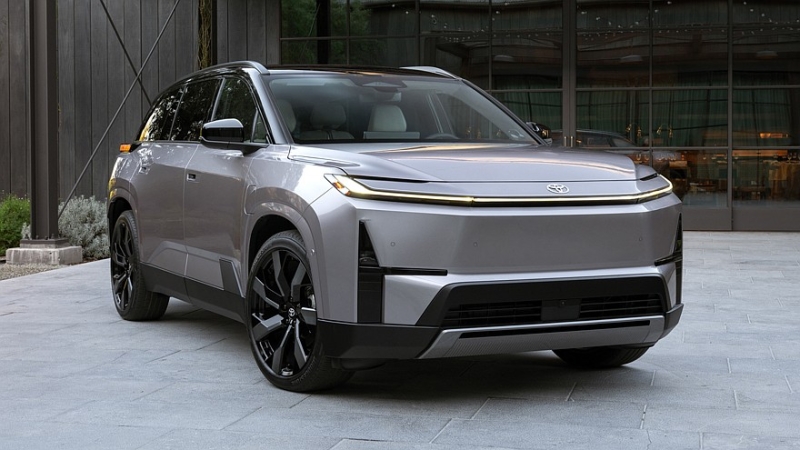 Toyota Highlander нового поколения подрос в габаритах и получил только электрическую технику