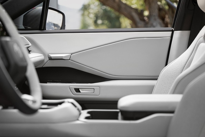 Toyota Highlander нового поколения подрос в габаритах и получил только электрическую технику