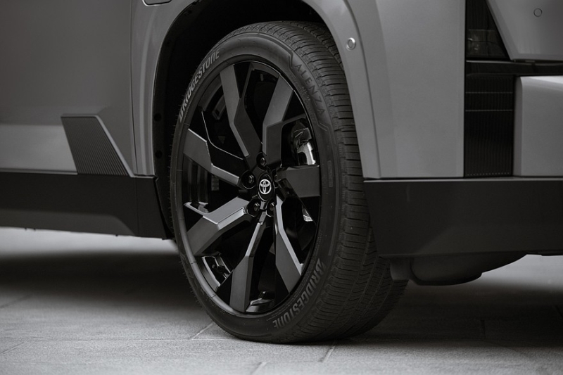 Toyota Highlander нового поколения подрос в габаритах и получил только электрическую технику