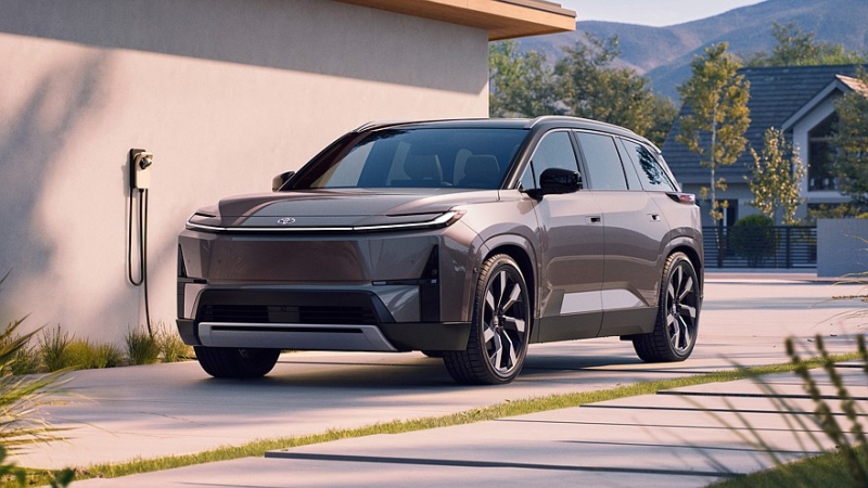 Toyota Highlander нового поколения подрос в габаритах и получил только электрическую технику