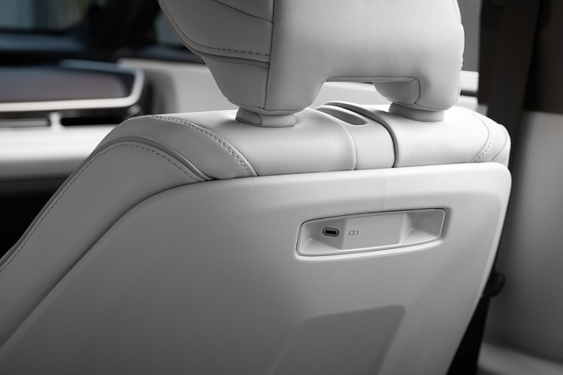 Toyota Highlander нового поколения подрос в габаритах и получил только электрическую технику