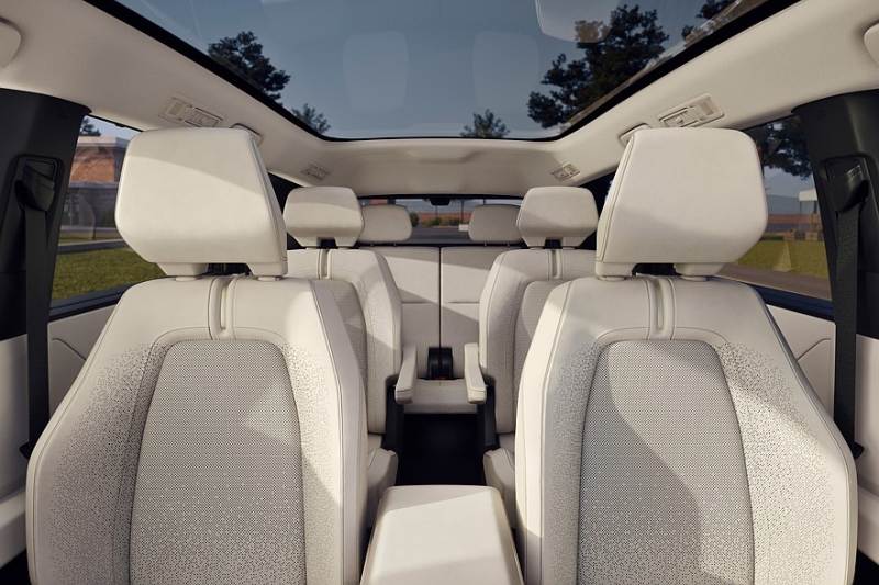 Toyota Highlander нового поколения подрос в габаритах и получил только электрическую технику