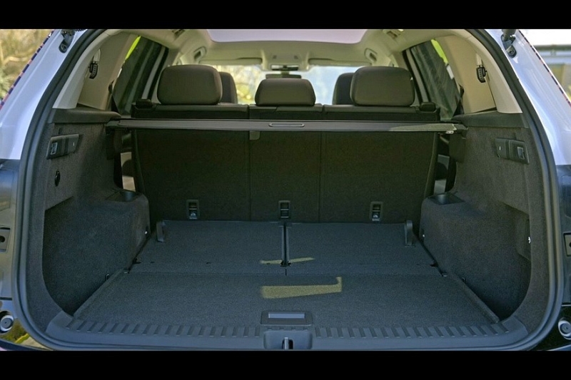 Флагманский кроссовер Skoda Peaq: новые официальные фото и характеристики