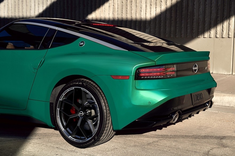 Обновлённый Nissan Z: ретро-передок в &laquo;базе&raquo;, версия Nismo с МКП и тормозами от GT-R