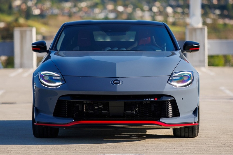 Обновлённый Nissan Z: ретро-передок в &laquo;базе&raquo;, версия Nismo с МКП и тормозами от GT-R