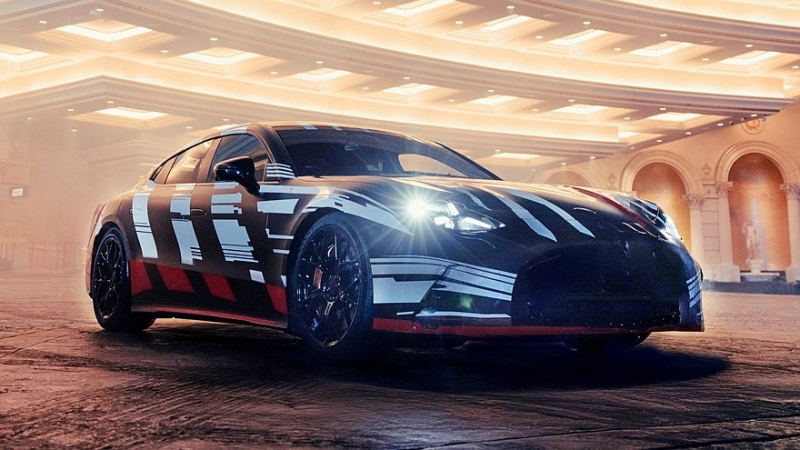 Раскрыт салон нового Mercedes-AMG GT 4-door Coupe: засилье экранов и гламурный потолок