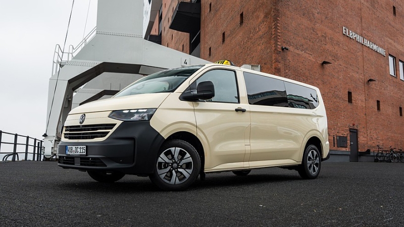 Volkswagen подготовил Transporter Kombi и Caravelle для работы в такси