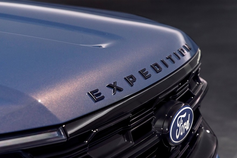 Ford Expedition отмечает 30-летие спецверсией в цвете спорткара Ford Mustang Dark Horse