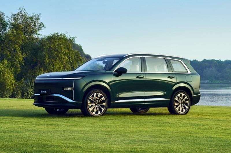 GM и SAIC готовят к премьере большой кроссовер Wuling Starlight L в новом стиле