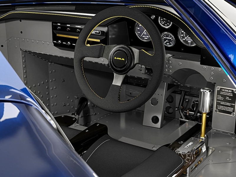 Гоночная легенда 1960-х Lola T70 возродилась в виде крутого заводского рестомода