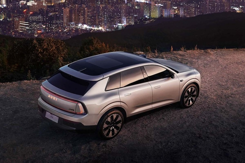 Кроссовер AUDI E7X показал свой роскошный интерьер