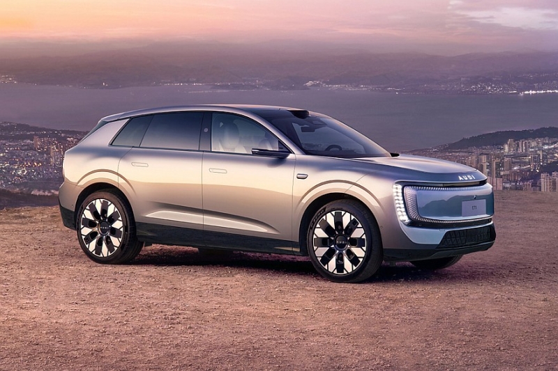 Кроссовер AUDI E7X показал свой роскошный интерьер