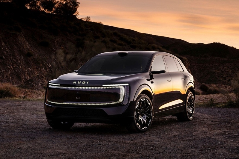 Кроссовер AUDI E7X показал свой роскошный интерьер