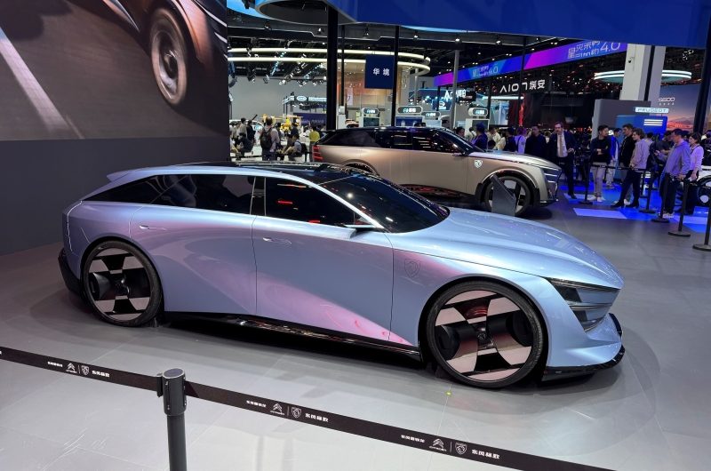 Марка Peugeot показала в Пекине потенциального преемника модели 508 и большой SUV