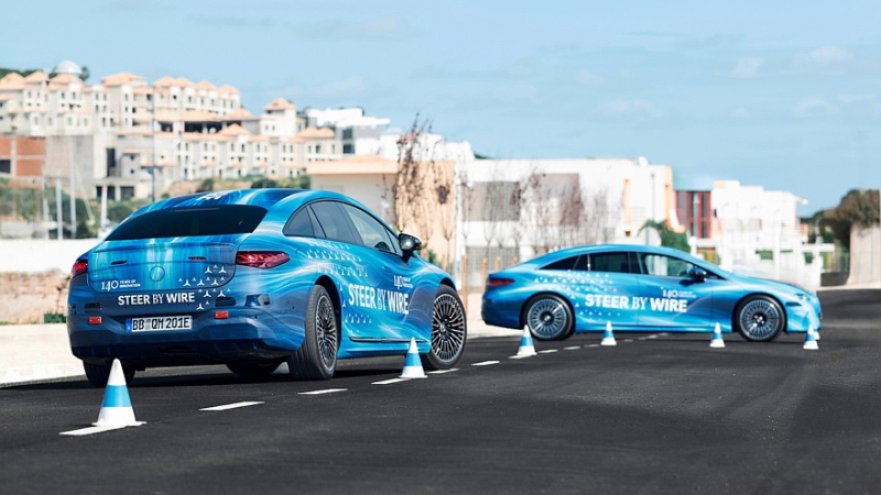 Mercedes обновит EQS: лифтбек получит пересмотренный салон со штурвалом вместо руля