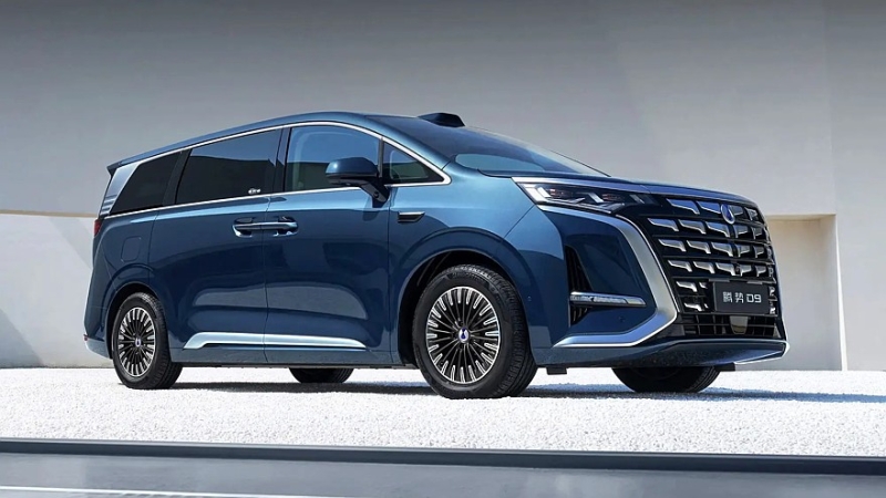 Обновлённый минивэн Denza D9 выходит на рынок: новая техника и до 10 экранов в салоне