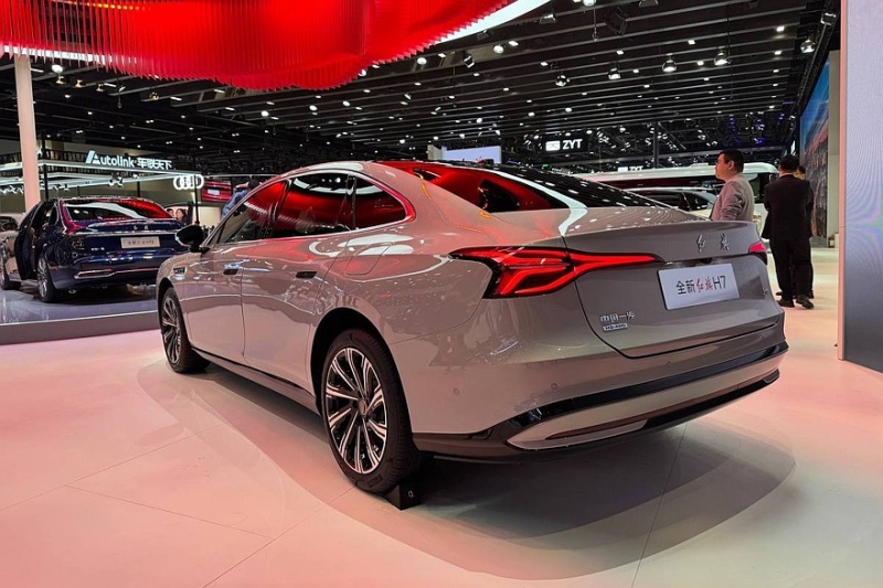 Седаны Hongqi: флагманский H9 с новым салоном и возвращение H7