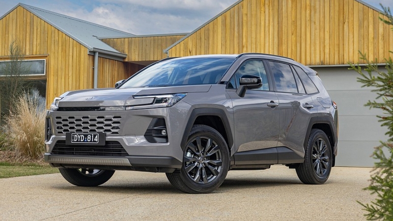 Toyota не планирует переводить актуальный кроссовер RAV4 на электротягу