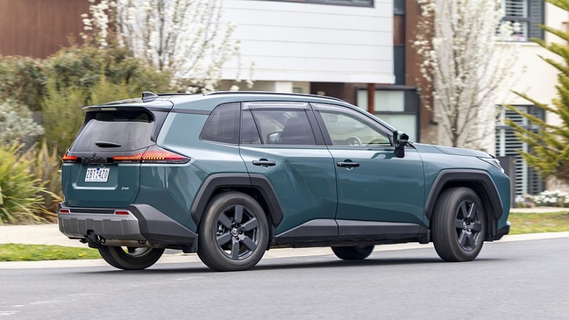 Toyota не планирует переводить актуальный кроссовер RAV4 на электротягу