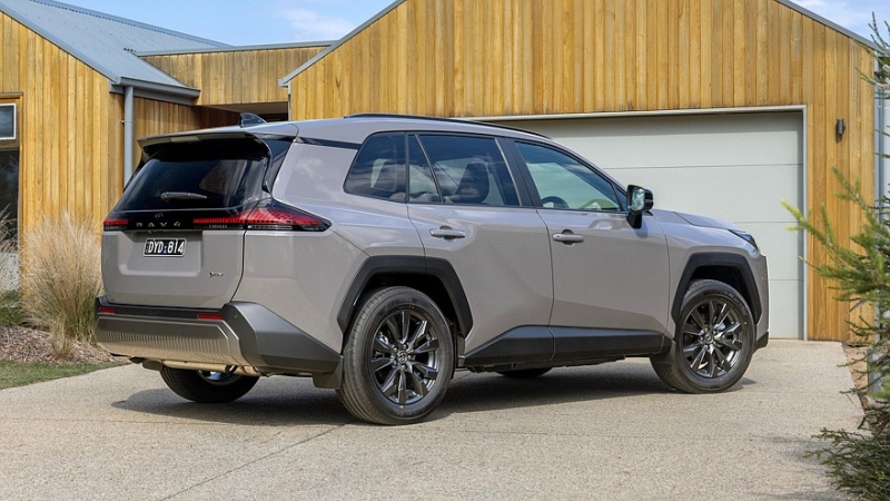 Toyota не планирует переводить актуальный кроссовер RAV4 на электротягу