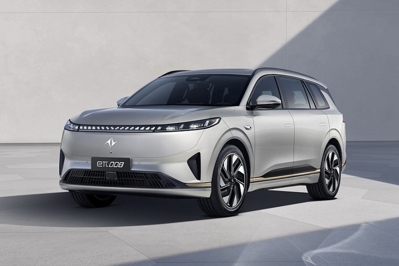 Кроссовер Yipai M8 от Dongfeng с электроникой Huawei: первый показ