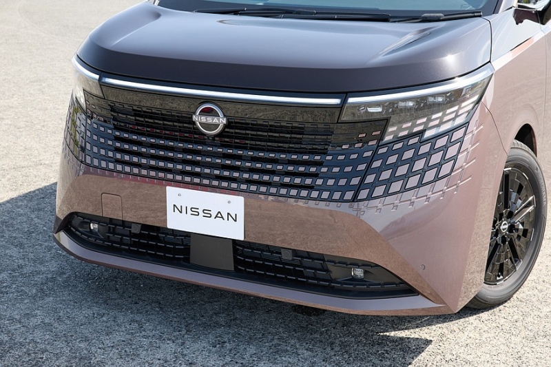 Минивэн Nissan Elgrand нового поколения показали живьём перед скорым запуском
