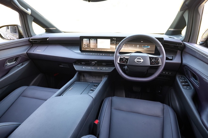 Минивэн Nissan Elgrand нового поколения показали живьём перед скорым запуском