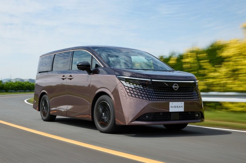 Минивэн Nissan Elgrand нового поколения показали живьём перед скорым запуском