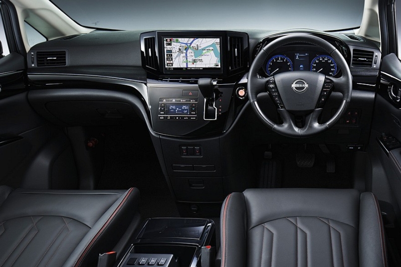 Минивэн Nissan Elgrand нового поколения показали живьём перед скорым запуском