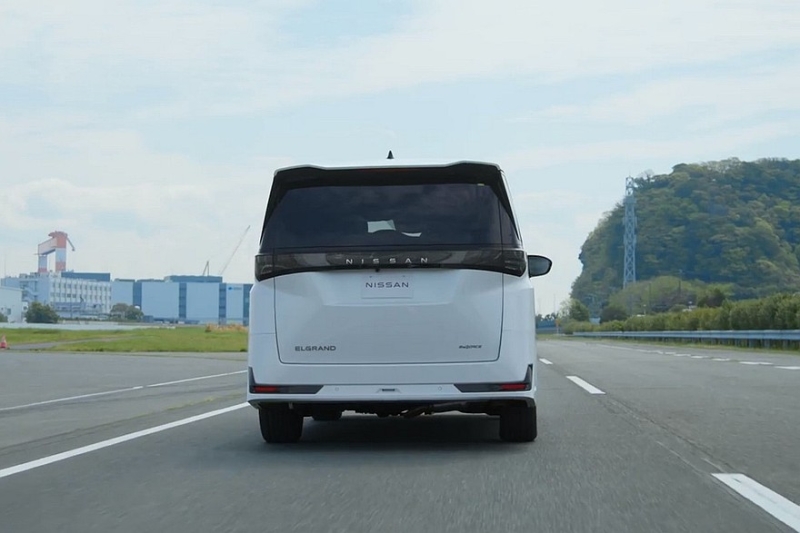 Минивэн Nissan Elgrand нового поколения показали живьём перед скорым запуском