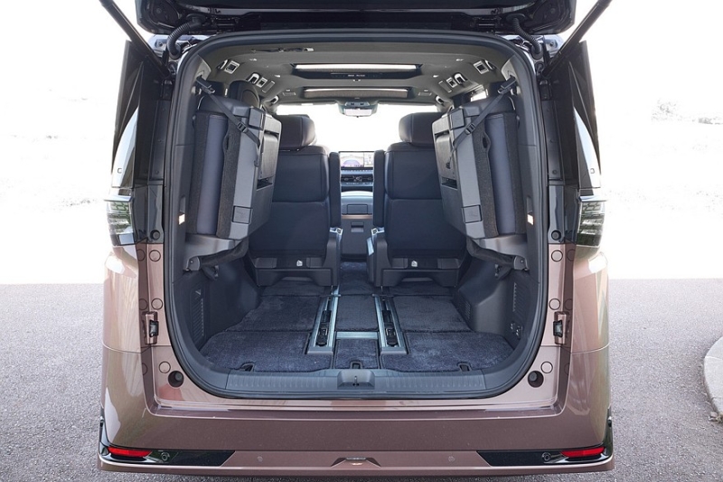 Минивэн Nissan Elgrand нового поколения показали живьём перед скорым запуском