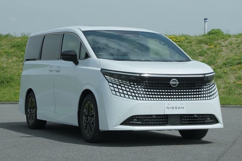 Минивэн Nissan Elgrand нового поколения показали живьём перед скорым запуском