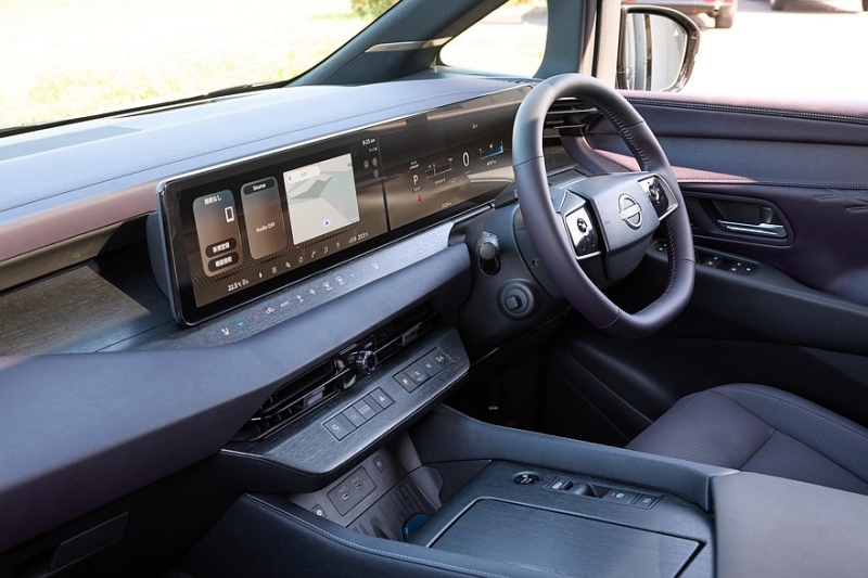 Минивэн Nissan Elgrand нового поколения показали живьём перед скорым запуском