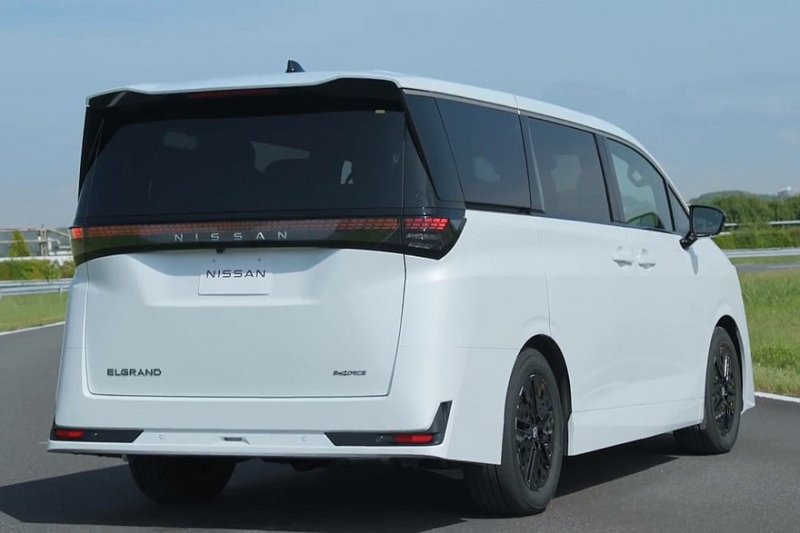 Минивэн Nissan Elgrand нового поколения показали живьём перед скорым запуском