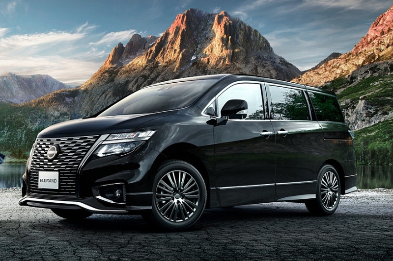 Минивэн Nissan Elgrand нового поколения показали живьём перед скорым запуском